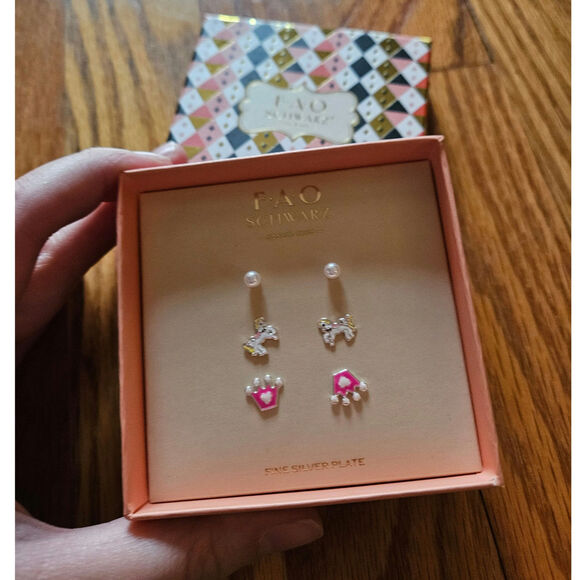 FAO Schwarz 3PC Faux Pearl Unicorn Crown Fine Silver Plate Stud Earring Gift Set - Picture 2 of 5